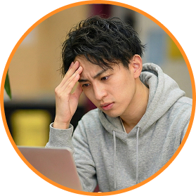 パソコンを見つめる男性