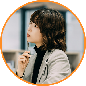 考え事をしている女性