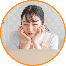 パソコンの前で悩んでいる女性